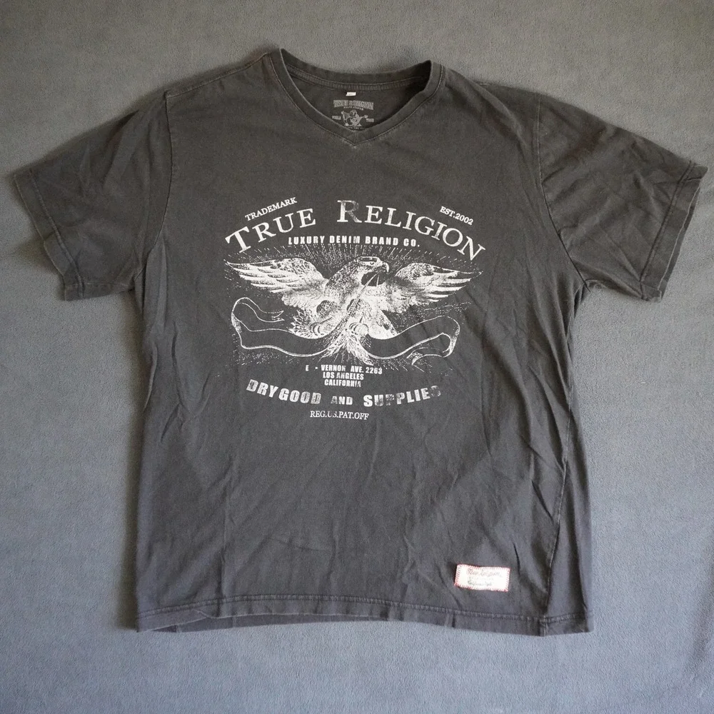 True Religion Mens V-Neck Graphic T-Shirt XL Black Eagle Dry Goods Supplies Tee